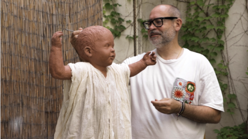 Javier Viver trabaja junto a una escultura en barro del Niño Jesús.