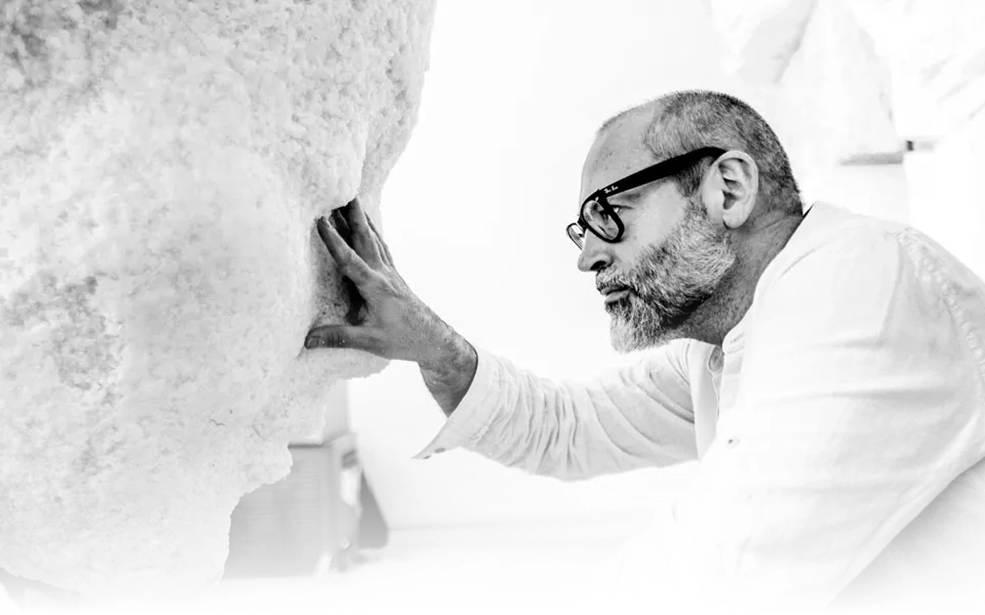 Javier Viver modelando una gran escultura en su taller