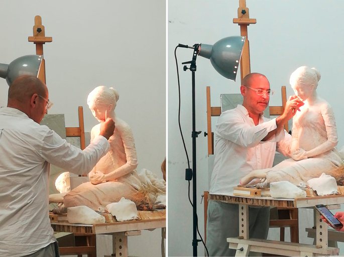 Javier Viver modela en el taller la imagen de la Virgen de Hakuna, sentada sobre sus pies.