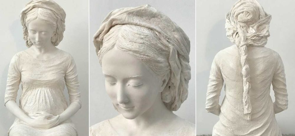 Busto de Nuestra Señora de Hakuna, con la mirada baja y el pañuelo recogido.