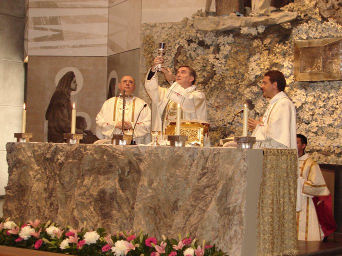 Celebración de la Misa en el altar del Oratorio de Bidasoa, ante el retablo.