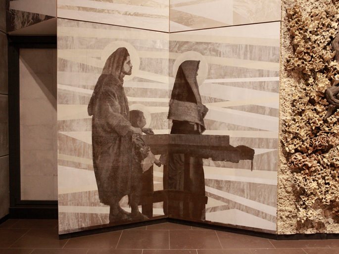 Figuras del retablo en relieve sobre el fondo del oratorio.