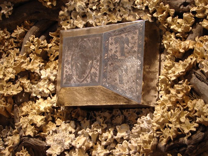 Sagrario dorado del Oratorio de Bidasoa, rodeado de las raíces floridas del árbol de la Cruz.