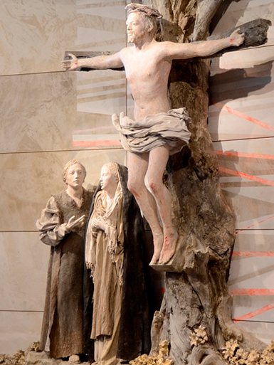 Cristo en el árbol de la Cruz, con María y Juan al pie, en madera de abedul patinada.