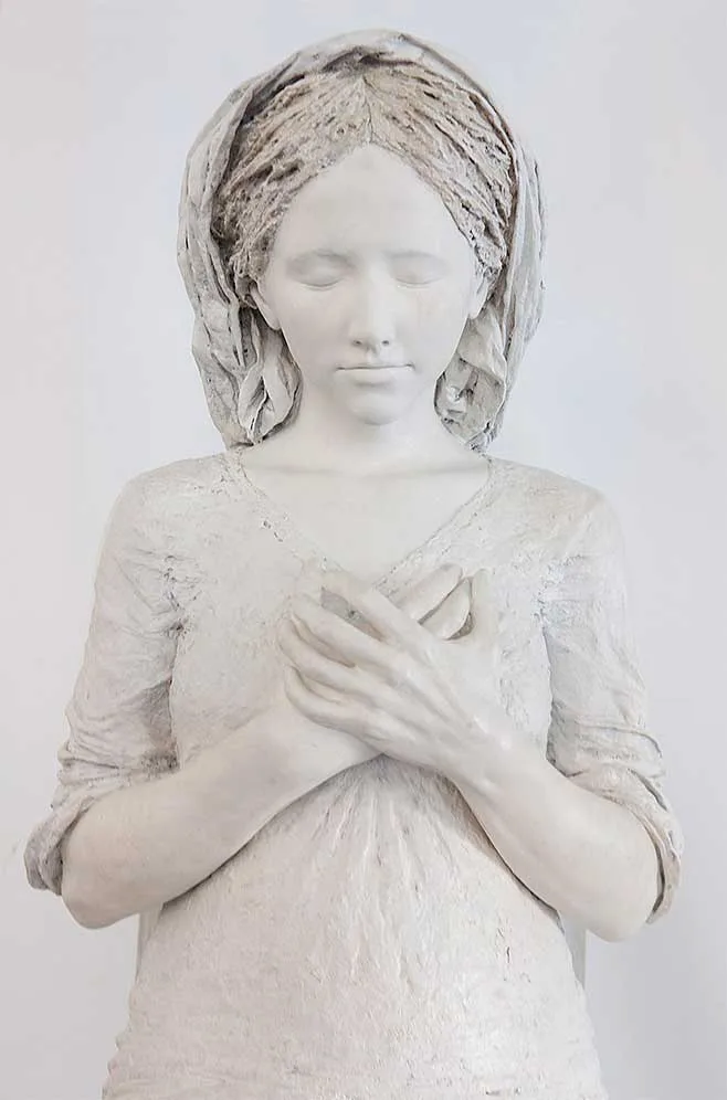 La Bella Pastora de medio cuerpo, con velo y los ojos cerrados, las manos cruzadas sobre el pecho