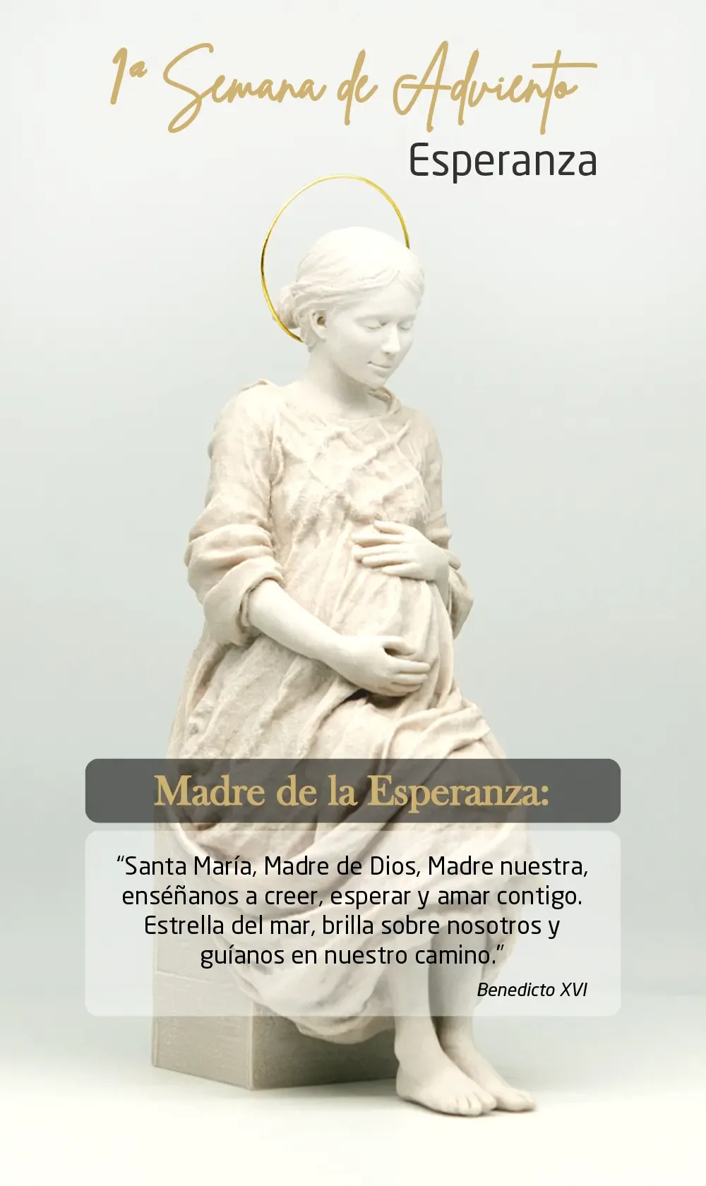 Lámina del primer domingo de Adviento: la Madre de la Esperanza, sentada, con la aureola dorada y las manos sobre el vientre.